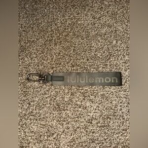 LULULEMON NEVER LOST KEY CHAIN IN GREY SAGE / LIGHT IVORY